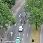 Unter Polizeigeleit geht es fünfzig Kilometer durch Berlin.