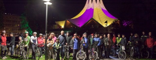 Teilnehmer der Tandem-Lichterfahrt 2011 vor dem Tempodrom Berlin