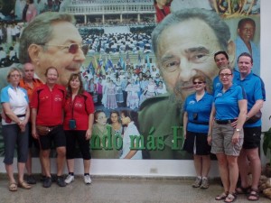 Unsere Kuba-Fahrer vor einem Wandbild Fidel Castros