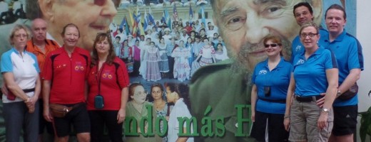 Unsere Kuba-Fahrer vor einem Wandbild Fidel Castros