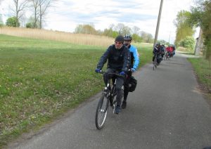 Bei gutem Wetter und mitunter fiesem Wind rollen die Teilnehmer durch den Spreewald