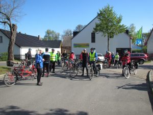 Die Gruppe macht sich bereit zum Start vor der Jugendherberge in Köthen