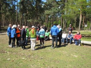 Pause und Besprechung mitten im Wald