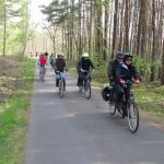 36 Teilnehmer waren dabei - hier strampelt ein Großteil davon über eine der schönen Asphaltpisten