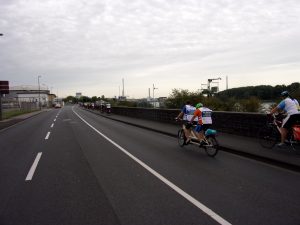 Tandems auf einer Straße bei Köln