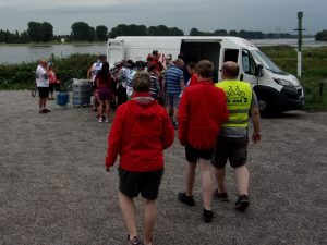 Das Versorgungsauto am Ufer des Rheins