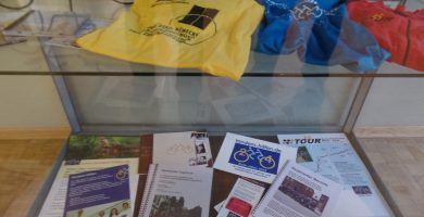Eine Vitrine der Tandem-Ausstellung