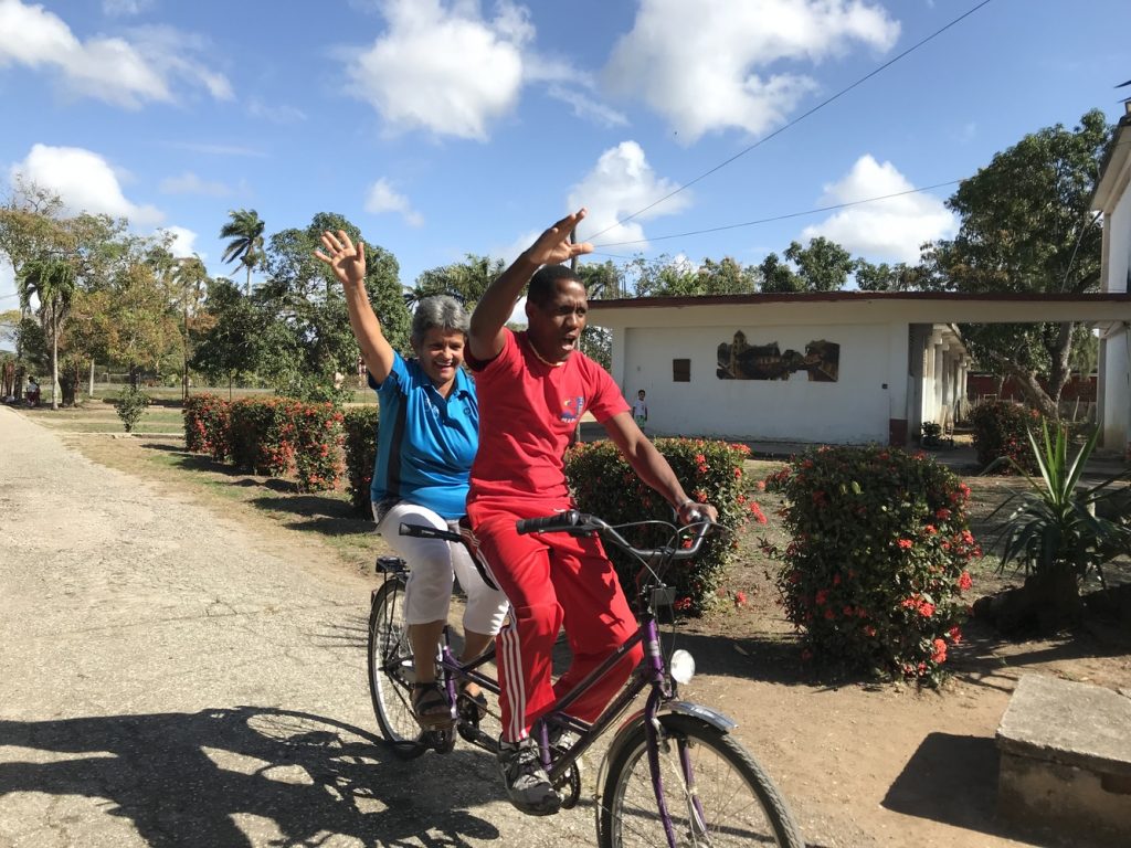 Probefahrt auf dem Schulhof in Camagüey