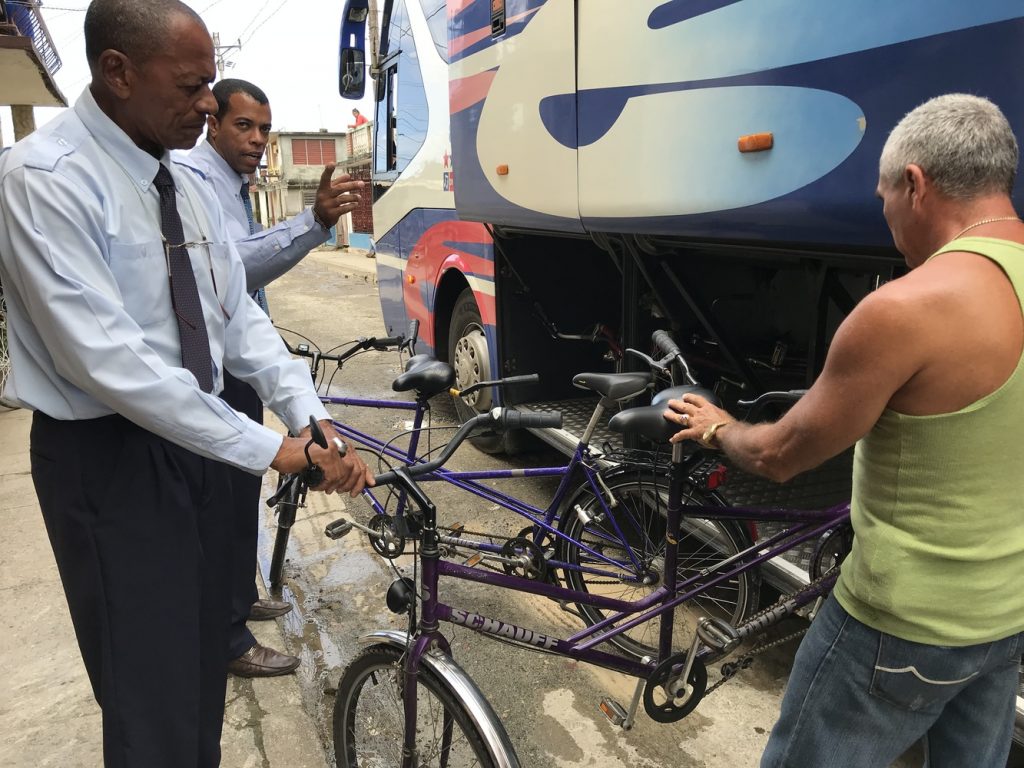 Wie passt das Tandem in den Bus? Auf der Fahrt von Baracoa nach Camagüey