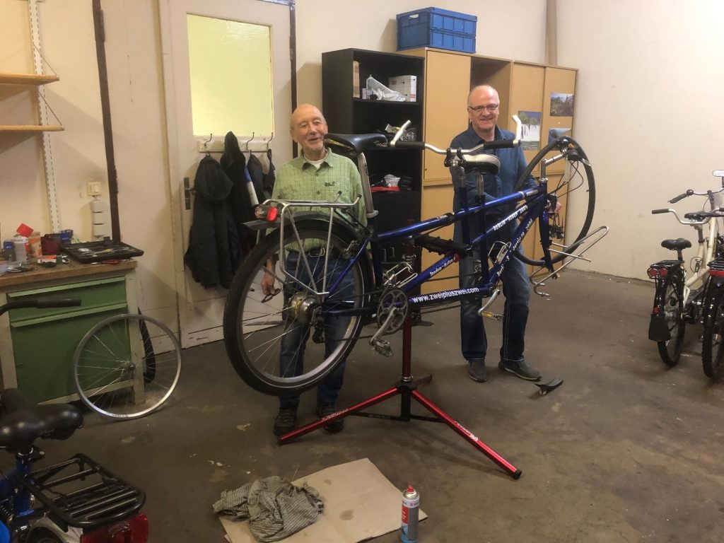 Matthi, Peter und ein aufgebocktes Tandem.